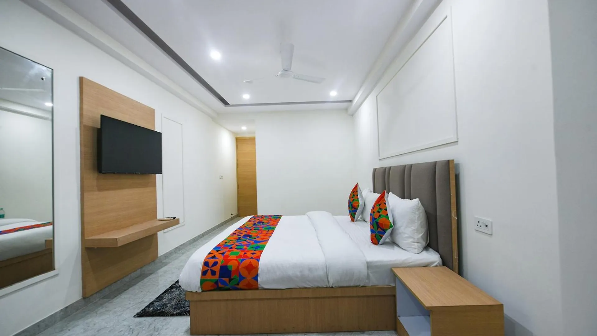 Fabhotel Prime Arjun Luxury Rooms Near Yashobhoomi Gurgaon Otel
